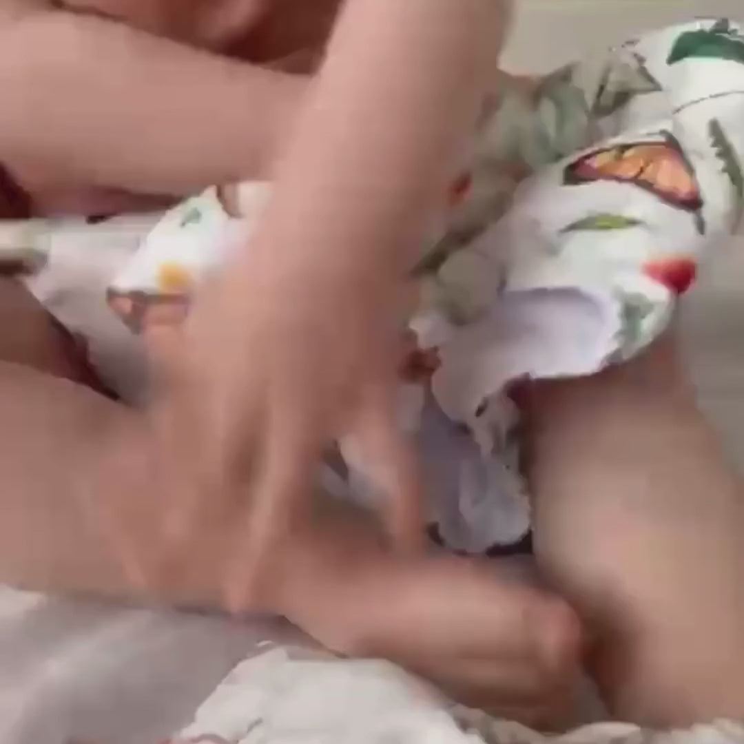 Video: peuter ontdekt zijn oefenbroekjes