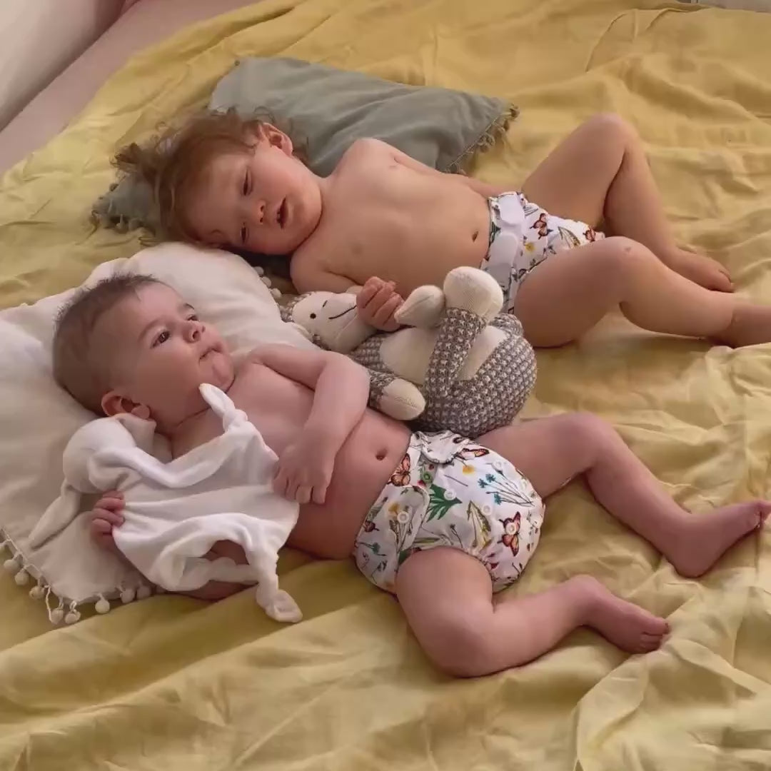 Video: twee kinderen op bed met wasbare oefenbroekjes