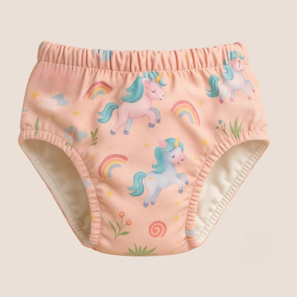 Wasbaar oefenbroekje met eenhoorns en regenbogen, roze